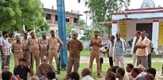 डीएफओ ने पीड़ित परिवार से मुलाकात की:आनंद नगर में जागरूकता गोष्ठी कर ग्रामीणों को तेंदुए से बचाव के तरीके बताए, मुआवजे पर भी चर्चा