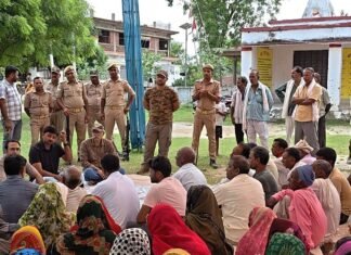 डीएफओ ने पीड़ित परिवार से मुलाकात की:आनंद नगर में जागरूकता गोष्ठी कर ग्रामीणों को तेंदुए से बचाव के तरीके बताए, मुआवजे पर भी चर्चा