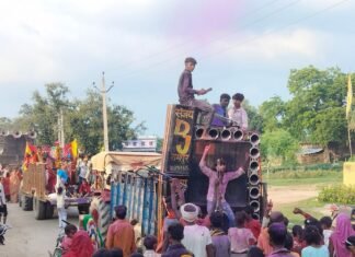 रायगंज में श्रीकृष्ण जन्माष्टमी विसर्जन शोभायात्रा निकली:डीजे की धुन पर झूमे श्रद्धालु, भक्तिमय हुआ माहौल