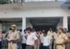 पटरी दुकानदारों ने नगर पंचायत की टीम का किया विरोध:अफसरों से नोकझोंक; नई पक्की दुकानों के आवंटन को लेकर नाराजगी