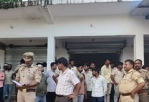 पटरी दुकानदारों ने नगर पंचायत की टीम का किया विरोध:अफसरों से नोकझोंक; नई पक्की दुकानों के आवंटन को लेकर नाराजगी