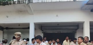 पटरी दुकानदारों ने नगर पंचायत की टीम का किया विरोध:अफसरों से नोकझोंक; नई पक्की दुकानों के आवंटन को लेकर नाराजगी