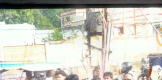 डग्गामार वाहनों के विरोध में रोडवेज कर्मियों का चक्का जाम:सवारी बैठाने को लेकर ड्राइवर से विवाद; 3 घंटे बंद रहा बसों का संचालन