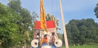 बहराइच में कृष्ण जन्मोत्सव पर युवाओं ने फोड़ी मटकी:मंगली नाथ शिव मंदिर परिसर में हुआ आयोजन, शिवम वर्मा ने सबसे ऊपर चढ़कर फोड़ा मिट्टी का घड़ा