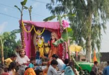 रामनगर समरा में राधा-कृष्ण की प्रतिमाओं का विसर्जन:शोभायात्रा निकालकर सरयू नहर में किया गया, दस दिवसीय कार्यक्रम का समापन