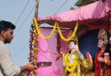 कृष्ण जन्मोत्सव पर निकली शोभायात्रा, पूजन सामग्री विसर्जित:नवाबगंज में नौ स्थानों से निकली यात्रा; झांकियों ने मोहा मन