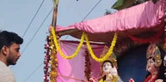कृष्ण जन्मोत्सव पर निकली शोभायात्रा, पूजन सामग्री विसर्जित:नवाबगंज में नौ स्थानों से निकली यात्रा; झांकियों ने मोहा मन
