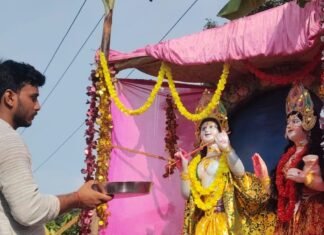 कृष्ण जन्मोत्सव पर निकली शोभायात्रा, पूजन सामग्री विसर्जित:नवाबगंज में नौ स्थानों से निकली यात्रा; झांकियों ने मोहा मन