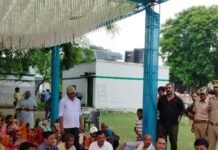 तेंदुए हमले से प्रभावित गांव में डीएफओ ने की गोष्ठी:कहा- मवेशी हानि का मुआवजा प्रक्रिया होगी आसान, बचाव के उपाय भी बताए