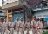 दुबौलिया साप्ताहिक बाजार में पुलिस की पैदल गश्त:सुरक्षा व्यवस्था का लिया जायजा, लोगों से की बात