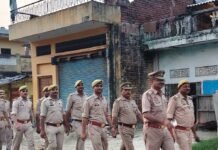 दुबौलिया साप्ताहिक बाजार में पुलिस की पैदल गश्त:सुरक्षा व्यवस्था का लिया जायजा, लोगों से की बात