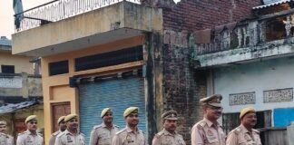 दुबौलिया साप्ताहिक बाजार में पुलिस की पैदल गश्त:सुरक्षा व्यवस्था का लिया जायजा, लोगों से की बात