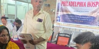 नेपाल से लौट रही मेडिकल टीम ने सोनौली सीमा पर:बाढ़ पीड़ितों की मदद के बाद जरूरतमंदों को बांटी दवाइयां और दिया स्वास्थ्य परामर्श