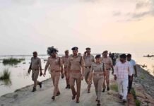 बाढ़ प्रभावित काशीपुर बांध का DIG-SP ने किया निरीक्षण:ग्रामीणों से बात कर सुरक्षा का भरोसा दिलाया, अलर्ट रहने के निर्देश दिए