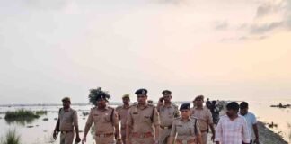 बाढ़ प्रभावित काशीपुर बांध का DIG-SP ने किया निरीक्षण:ग्रामीणों से बात कर सुरक्षा का भरोसा दिलाया, अलर्ट रहने के निर्देश दिए