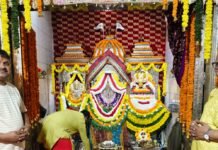 पयागपुर के त्रिदेव मंदिर में रानी शक्ति दादी का दरबार:बनारस से मंगाए फूलों से हुआ खाटू श्याम और बालाजी का आकर्षक श्रृंगार