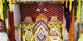 पयागपुर के त्रिदेव मंदिर में रानी शक्ति दादी का दरबार:बनारस से मंगाए फूलों से हुआ खाटू श्याम और बालाजी का आकर्षक श्रृंगार