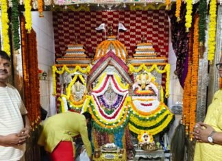 पयागपुर के त्रिदेव मंदिर में रानी शक्ति दादी का दरबार:बनारस से मंगाए फूलों से हुआ खाटू श्याम और बालाजी का आकर्षक श्रृंगार