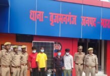चोरी के सामान के साथ चार गिरफ्तार:महराजगंज में धर्मकांटा से जनरेटर और सोलर पैनल चुराए थे; सुनसान मकान में छिपाकर रखा था माल