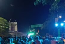 श्रीकृष्ण जन्मोत्सव के बाद भक्तों ने निकाली शोभायात्रा:डीजे और ढोल-नगाड़ों के साथ राप्ती नदी में हुआ प्रतिमा विसर्जन