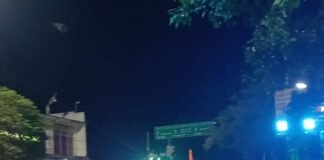 श्रीकृष्ण जन्मोत्सव के बाद भक्तों ने निकाली शोभायात्रा:डीजे और ढोल-नगाड़ों के साथ राप्ती नदी में हुआ प्रतिमा विसर्जन