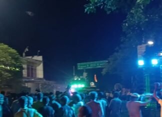 श्रीकृष्ण जन्मोत्सव के बाद भक्तों ने निकाली शोभायात्रा:डीजे और ढोल-नगाड़ों के साथ राप्ती नदी में हुआ प्रतिमा विसर्जन