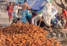 सड़क में बिखरी ईंटों से ई-रिक्शा पलटा,5 महिलाएं बाल-बाल बचीं:श्रावस्ती में अंतिम संस्कार से लौट रही थीं महिलाएं