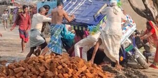 सड़क में बिखरी ईंटों से ई-रिक्शा पलटा,5 महिलाएं बाल-बाल बचीं:श्रावस्ती में अंतिम संस्कार से लौट रही थीं महिलाएं