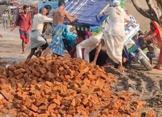 सड़क में बिखरी ईंटों से ई-रिक्शा पलटा,5 महिलाएं बाल-बाल बचीं:श्रावस्ती में अंतिम संस्कार से लौट रही थीं महिलाएं