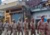 दुबौलिया साप्ताहिक बाजार में पुलिस की पैदल गश्त:सुरक्षा व्यवस्था का जायजा लिया, व्यापारियों से बात कर संदिग्धों पर नजर रखने को कहा