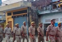 दुबौलिया साप्ताहिक बाजार में पुलिस की पैदल गश्त:सुरक्षा व्यवस्था का जायजा लिया, व्यापारियों से बात कर संदिग्धों पर नजर रखने को कहा