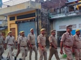 दुबौलिया साप्ताहिक बाजार में पुलिस की पैदल गश्त:सुरक्षा व्यवस्था का जायजा लिया, व्यापारियों से बात कर संदिग्धों पर नजर रखने को कहा