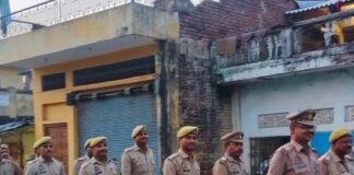 दुबौलिया साप्ताहिक बाजार में पुलिस की पैदल गश्त:सुरक्षा व्यवस्था का जायजा लिया, व्यापारियों से बात कर संदिग्धों पर नजर रखने को कहा