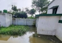 बस्ती के प्राथमिक विद्यालय में घुसा बाढ़ का पानी:रुद्रपुरवा समेत 2 स्कूलों का संचालन दूसरी जगह