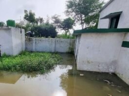 बस्ती के प्राथमिक विद्यालय में घुसा बाढ़ का पानी:रुद्रपुरवा समेत 2 स्कूलों का संचालन दूसरी जगह
