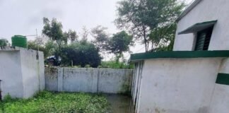 बस्ती के प्राथमिक विद्यालय में घुसा बाढ़ का पानी:रुद्रपुरवा समेत 2 स्कूलों का संचालन दूसरी जगह