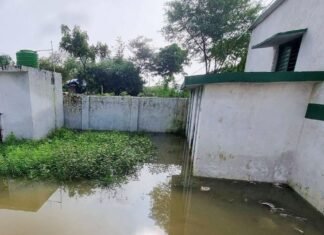 बस्ती के प्राथमिक विद्यालय में घुसा बाढ़ का पानी:रुद्रपुरवा समेत 2 स्कूलों का संचालन दूसरी जगह
