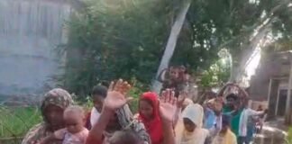 श्रावस्ती के तिलकपुर में खरंजा मार्ग पर जलभराव:सैकड़ों परिवार प्रभावित, ग्रामीणों ने प्रदर्शन कर रास्ते को ऊंचा बनाने की मांग की