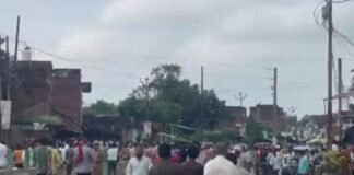 UP: जौनपुर में युवक की पीट-पीटकर हत्या के बाद बवाल, शव रखकर NH-135A जाम, वाहनों में तोड़फोड़