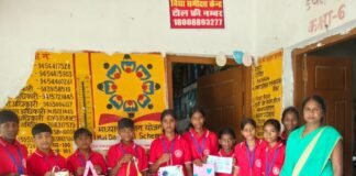 बच्चों ने कागज के बैग बनाकर दिया पर्यावरण संरक्षण का:अमोढा के जूनियर विद्यालय में प्लास्टिक की जगह इस्तेमाल का दिया संदेश