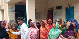 बनकटी में बिजली कटौती के खिलाफ धरना:महिलाओं-पुरुषों ने फीडर पर जताया आक्रोश, बोले- 4-5 घंटे मिल रही बिजली; 2027 में भुगतना पड़ेगा खामियाजा