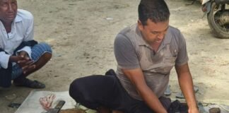 खुले में मांस बिक्री पर ग्रामीणों में नाराजगी:सिकंदरपुर बाजार में अवशेष खुले में फेंकने का आरोप, बदबू और संक्रमण की आशंका; जांच करेगी पुलिस