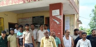 मुंडेरवा में बिजली कटौती से गुस्सा:उपभोक्ताओं ने सब स्टेशन घेरा, बोले- रोज 6 घंटे से ज्यादा गुल रहती है बिजली