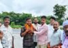 UPSSSC जूनियर असिस्टेंट बने अरविंद तिवारी:घर लौटने पर परिजनों और शुभचिंतकों ने किया फूल माला से स्वागत