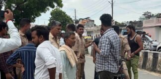 फरेंदा में सड़क पर लगा जाम:बस के नीचे आई बोतल, छींटे पड़े तो रोककर किया हंगामा; पुलिस ने दो युवकों को हिरासत में लिया