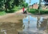 कोरी पुरवा-सेमगढ़ा मार्ग बारिश से जर्जर:गड्ढों में पानी भरने से राहगीर गिरकर हो रहे घायल, बच्चों को भी परेशानी
