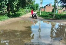 कोरी पुरवा-सेमगढ़ा मार्ग बारिश से जर्जर:गड्ढों में पानी भरने से राहगीर गिरकर हो रहे घायल, बच्चों को भी परेशानी