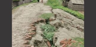 बाराबंकी में बदहाल सड़क से 300 परिवार परेशान, गड्ढों में तब्दील हुआ मार्ग, छठ से पहले मरम्मत की मांग
