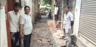 चंदौली में अधूरे सीवर-नाली निर्माण से वार्ड-24 के लोग परेशान, घरों में घुस रहा बारिश का पानी