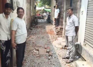 चंदौली में अधूरे सीवर-नाली निर्माण से वार्ड-24 के लोग परेशान, घरों में घुस रहा बारिश का पानी